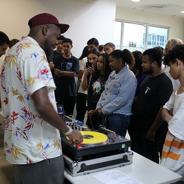 Aula de toca discos em ação educativa