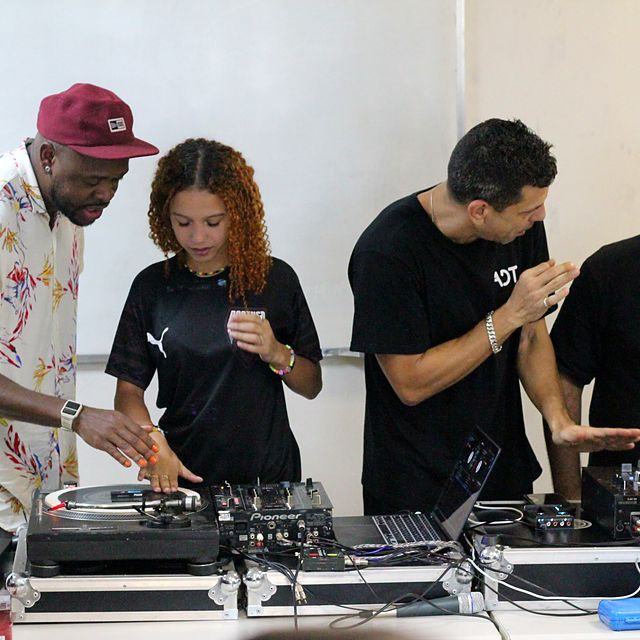 Instrutores com participantes nos toca discos
